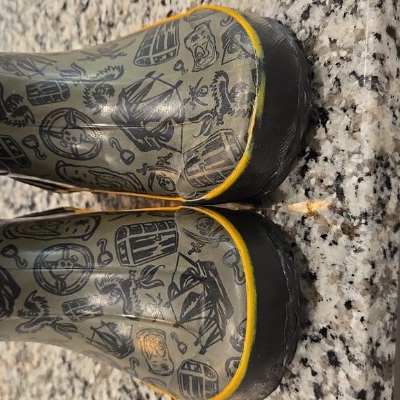 BOGS KID'S RAIN BOOTS WITH PIRATE PATTERN. SIZE 11. UNISEX. - Picture 6 of 12